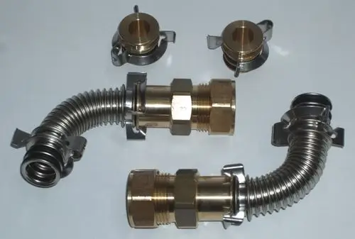 Edelstahl- und Messinganschlusszubehör von Daikin, bestehend aus flexiblen Schläuchen und Kupplungen, zur Verbindung von Heizungs- oder Kühlsystemen.
